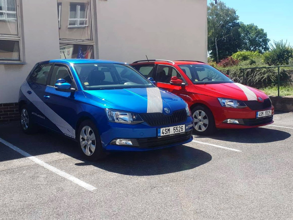 Výcviková vozidla autoškoly Vocílka na parkovišti
